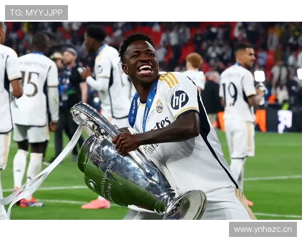 马丁内利与维尼修斯：巴西边锋成长路径对比分析